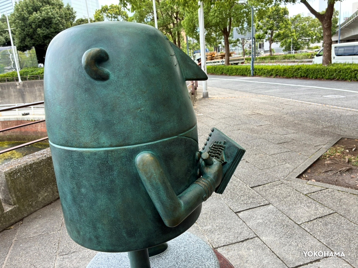 横や背後など色々な角度から像を眺めてみてください