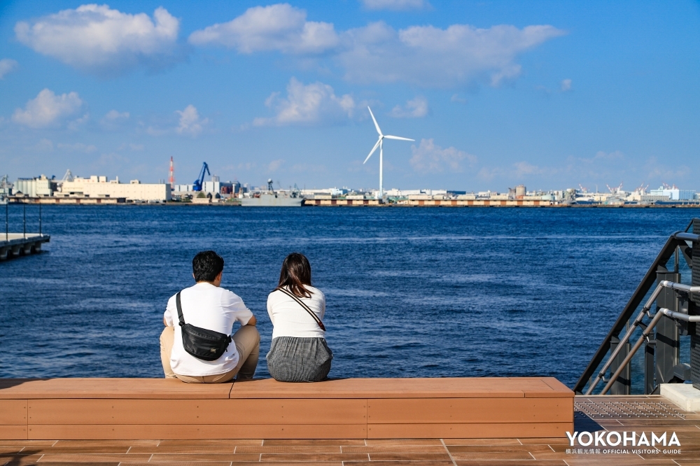 横浜港と横浜市風力発電所「ハマウイング」