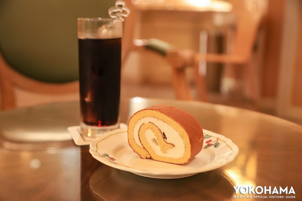 アイスコーヒーと「Yokohama Royal Park Hotel / 極 和三盆ロールケーキ」