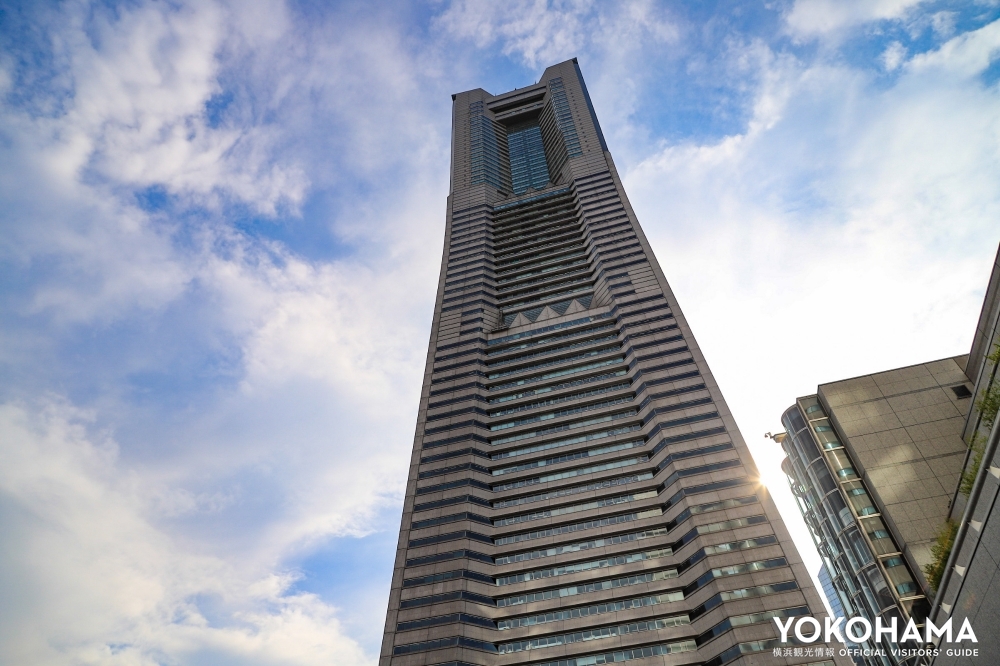 横浜ランドマークタワーの外観（52～67階が横浜ロイヤルパークホテルの客室）