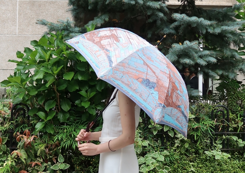 伝統横濱スカーフのデザインをベースに開発した晴雨兼用傘『Umbrella