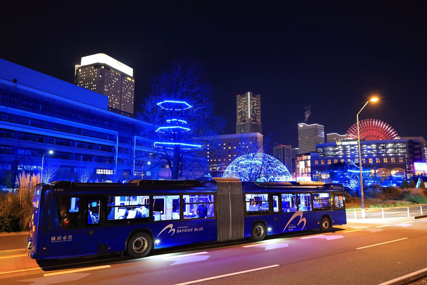 〈THE YOKOHAMA ILLUMINATION〉連節バス「ベイサイドブルー」＆観光スポット周遊バス「あかいくつ」イルミネーションバス