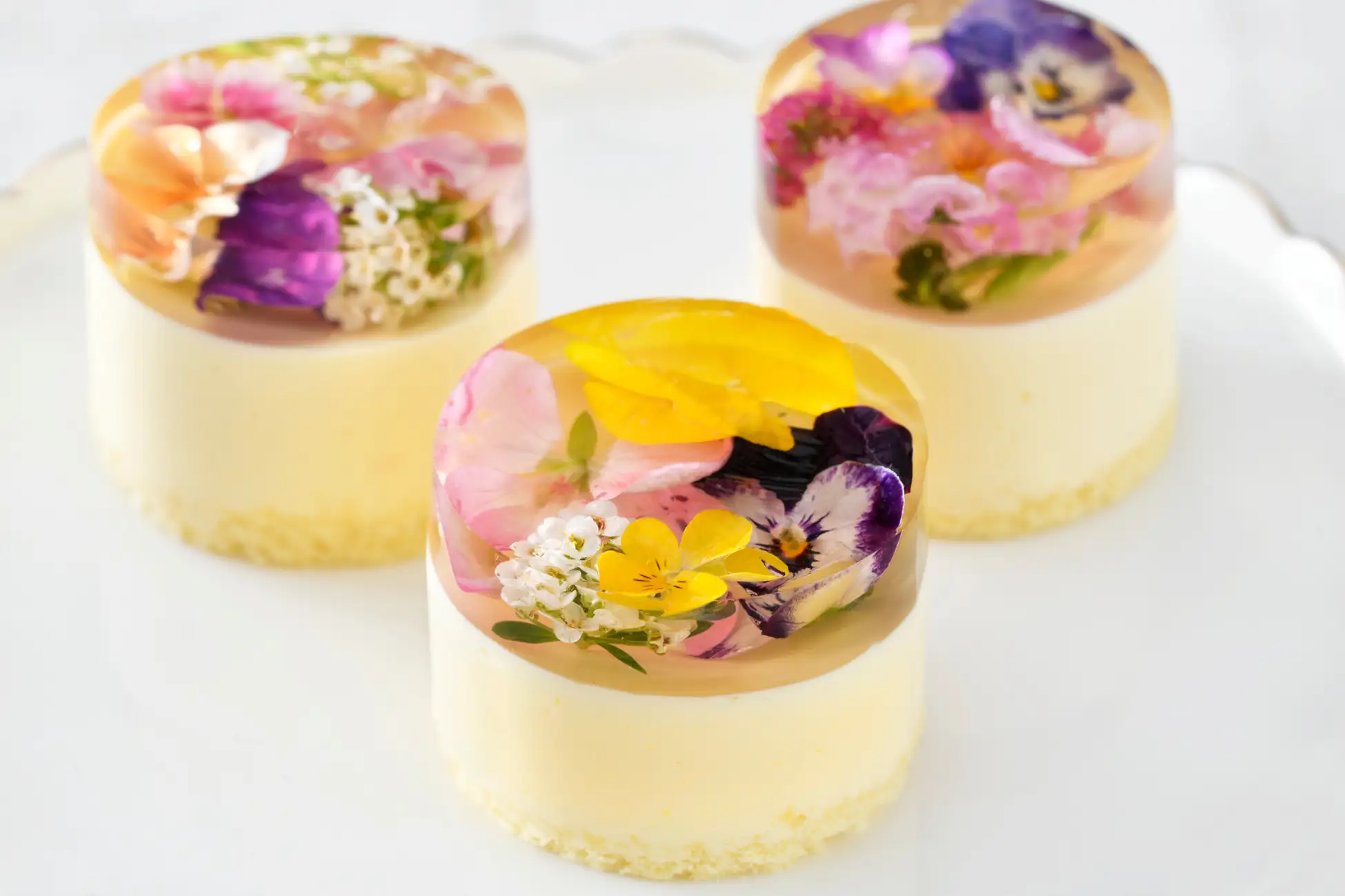 ホテルニューグランド　初夏の瑞々しさを可憐に表現した期間限定スイーツ「フレシュール」