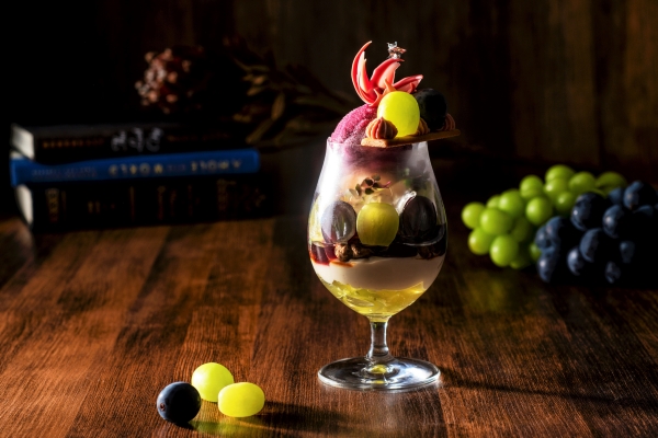 旬のシャインマスカットや巨峰を贅沢に使用した秋限定のプレミアムパフェ「パルフェ レザン ～葡萄のパフェ～」