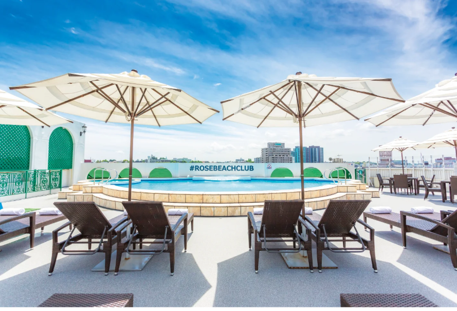 ローズホテル横浜 屋上プール『#ROSEBEACHCLUB』期間限定オープン