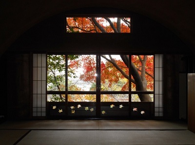 お香が漂う和室で紅葉を堪能~大佛次郎記念館 秋の和室公開~
