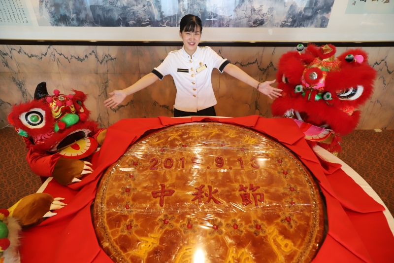 日本最大級の「中秋大月餅」展示