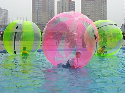 水の上を歩く体験 球型アクアボール 公式 横浜市観光情報サイト Yokohama Official Visitors Guide