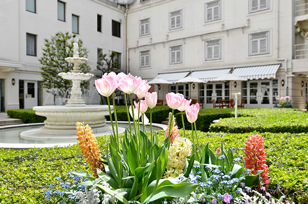 ホテルニューグランド 「花と緑の庭園」（『ガーデンネックレス横浜 2023』連携イベント）